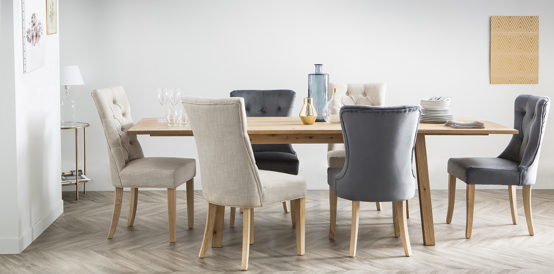 Silla clásica terciopelo gris oscuro patas madera clara GUSTAVE